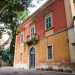 ...si nasconde tra gli alti palazzi un rosso edificio ottocentesco che accoglie la Artedanza Rossana